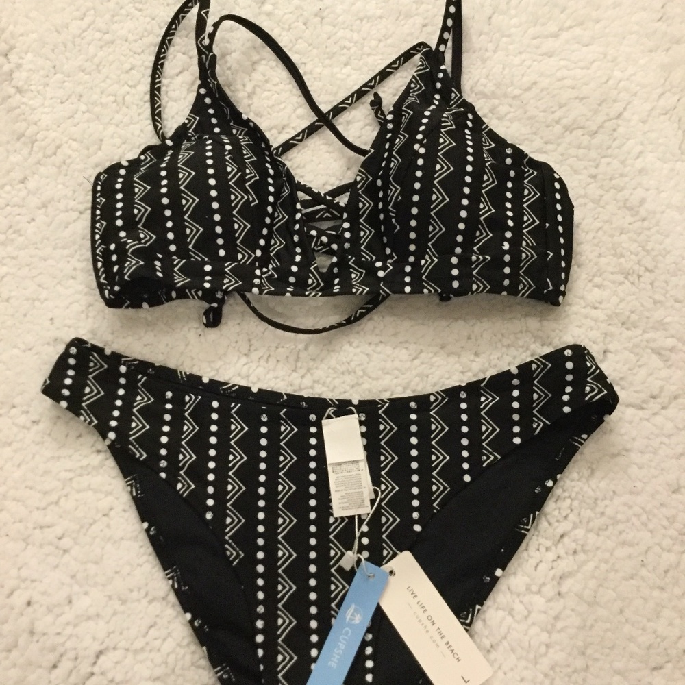 Cupshe Size L B/W geometric design bikini. Tags were removed to try on.